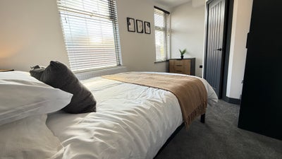 En-Suite Double, Hunslet HMO, Bills Inc — 11AV Main Photo