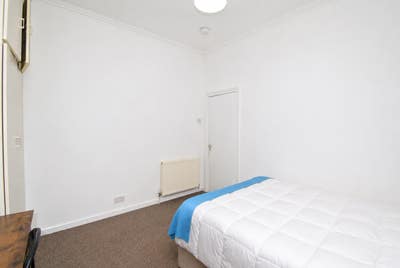 Room Available in a friendly house – Prime Locatio Main Photo