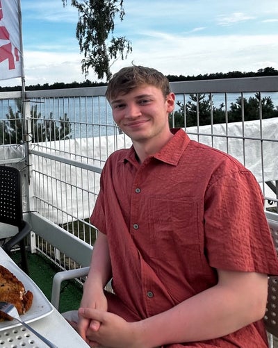 Looking for flatshare or to buddy up! Main Photo