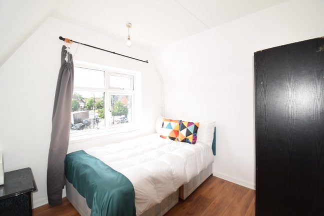 2 double / Same property / 4 min  to Central Line  Main Photo