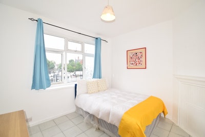 Move-In Ready Room with Fast Transport Links Main Photo
