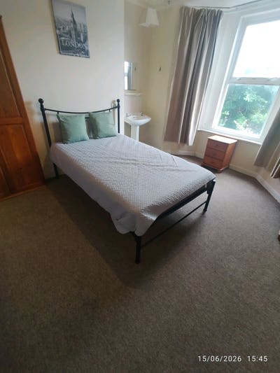 Spacious Double Close to Hospital & Town Main Photo