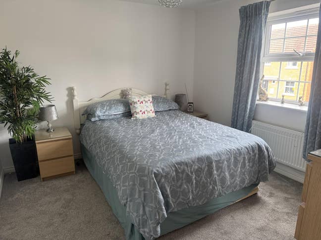 Large Room with en-suite, Kingsway, Glos (Mon-Fri) Main Photo