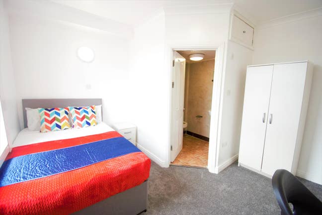 2 En suites - Close to Westfield  Centre !  Main Photo