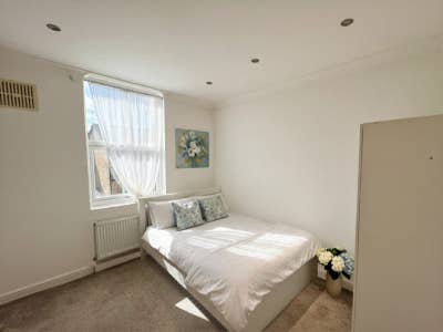 Double Rooms| E16 |Two Gardens & Superb DLR 🏡 Main Photo