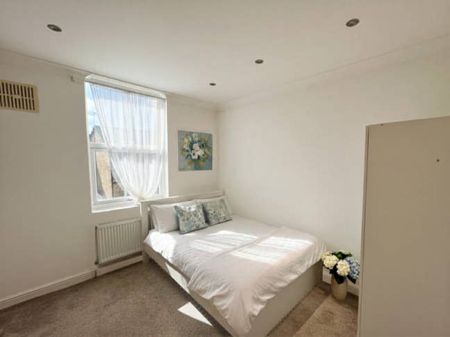 Double Rooms| E16 |Two Gardens & Superb DLR 🏡 Main Photo