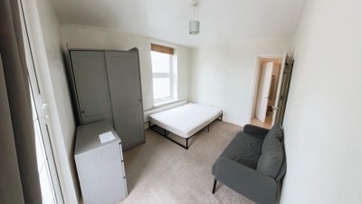 Spacious 3-Bed Flat - Holloway Road N7 Main Photo