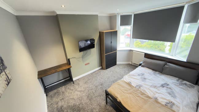 Recently Renovated!10 mins from Uni! Inc.Bills! Main Photo