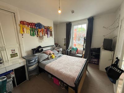 En-Suite Room on Wellington Street, Newmarket (CH) Main Photo