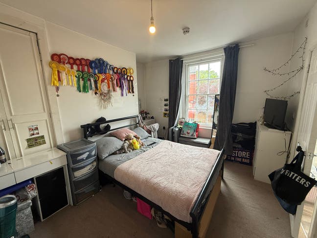 En-Suite Room on Wellington Street, Newmarket (CH) Main Photo