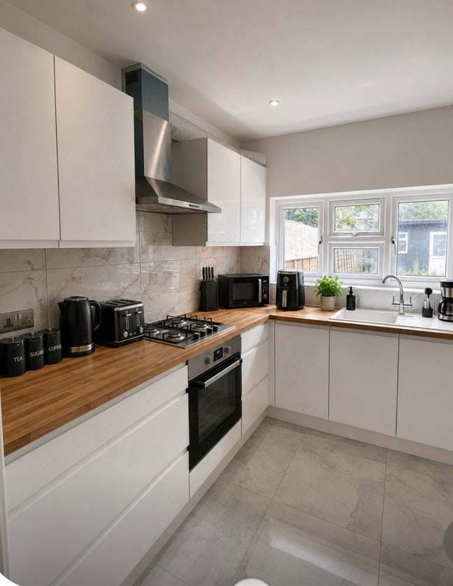 3 Newly Refurbished Rooms- All Bills Included Main Photo