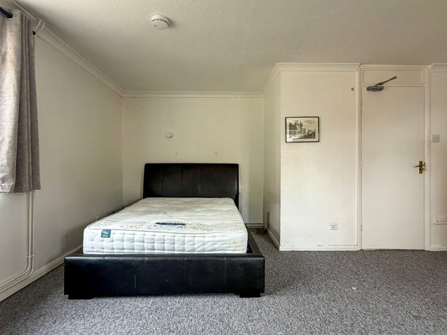 Room to rent in 3 Bed House  Main Photo