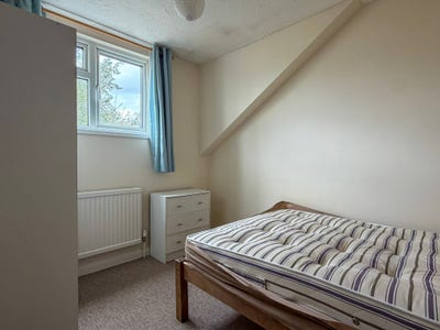 Room to rent in 5 bed house Main Photo