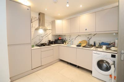 High Quality Modern Double Room-Queen's Mary Uni Main Photo