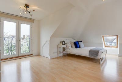 Large Top Floor En-suite Room with study | W5 Main Photo