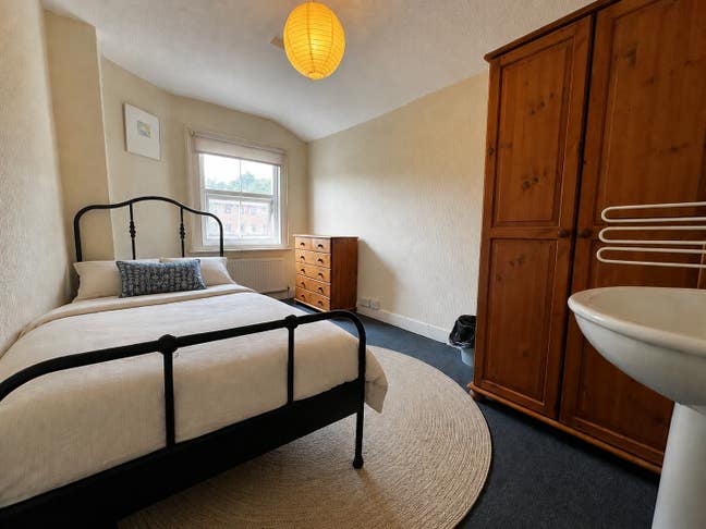 Smart affordable bedroom close to town centre Main Photo