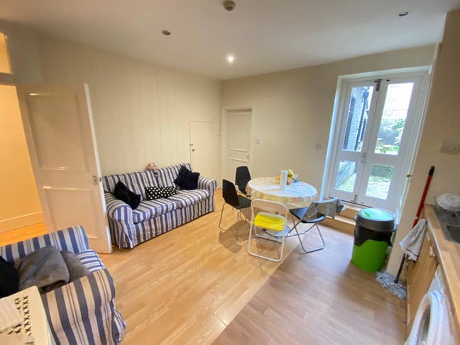 Move-In Ready Room with Fast Transport Links Main Photo