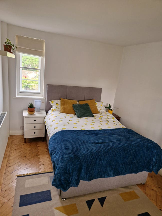 Spacious double room in Abingdon town centre Main Photo