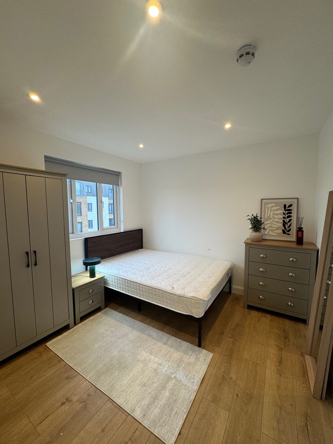 Modern Double Room, Peaceful -&pound;0 Deposit! Main Photo