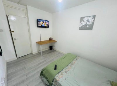 Cheap Double Room; 2 Mins from Station Main Photo