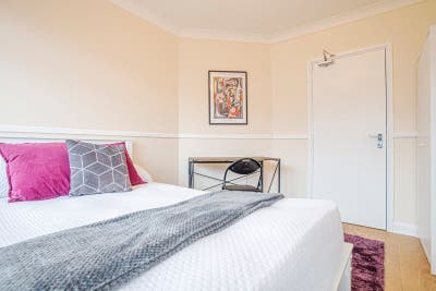 2 rooms available in Feltam in a 3 bed house  Main Photo