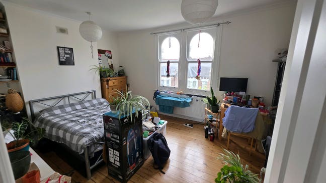 Large double room in a relaxed house in Kilburn Main Photo