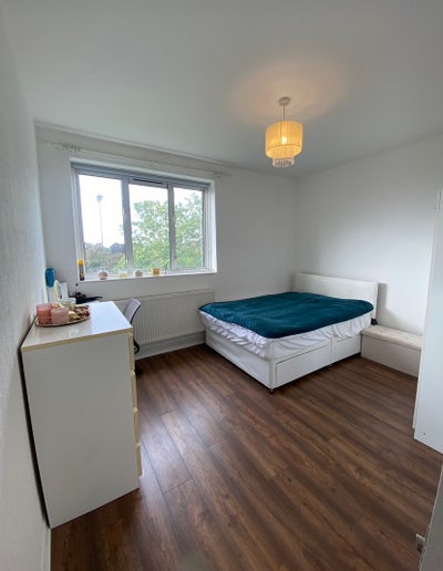 Bright Double room to rent - White City W12 Main Photo