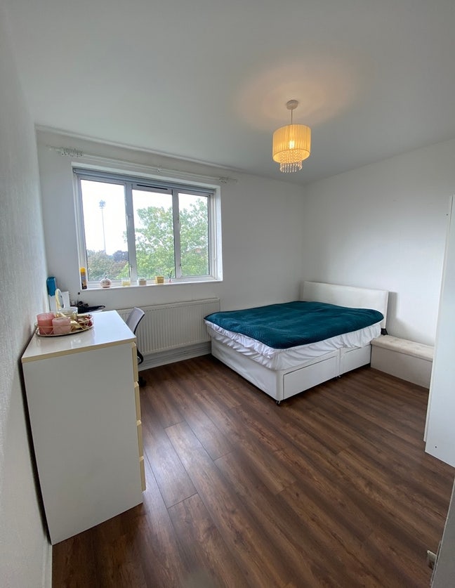Bright Double room to rent - White City W12 Main Photo