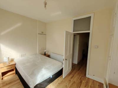 Double Room with Private Balcony to Let- N8  Main Photo