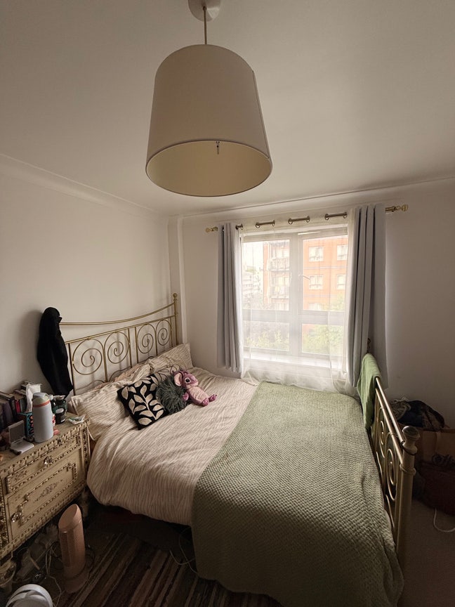 Bright double room available ASAP Main Photo