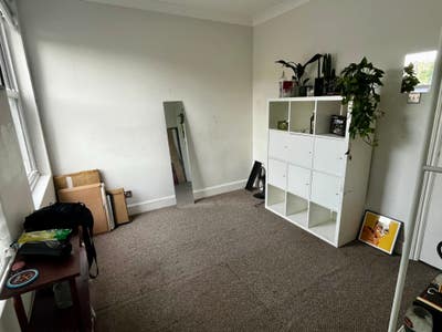 Room available outside station in friendly flat Main Photo