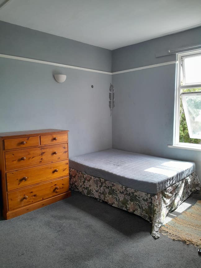 Room in a chill house  Main Photo