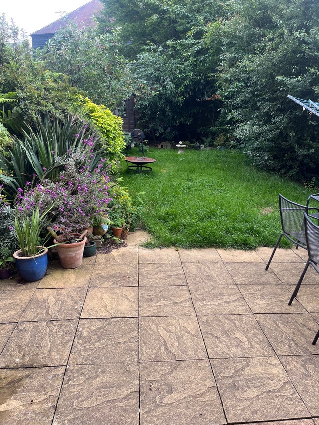 Large 4 bed house very close to amenities in wolve Main Photo