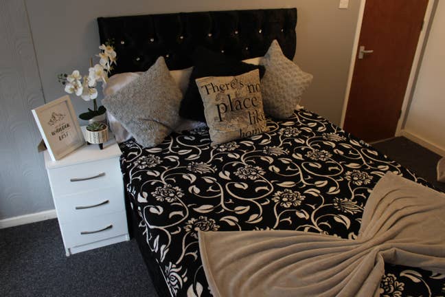 Spacious Double Room Available! (WV4). Main Photo