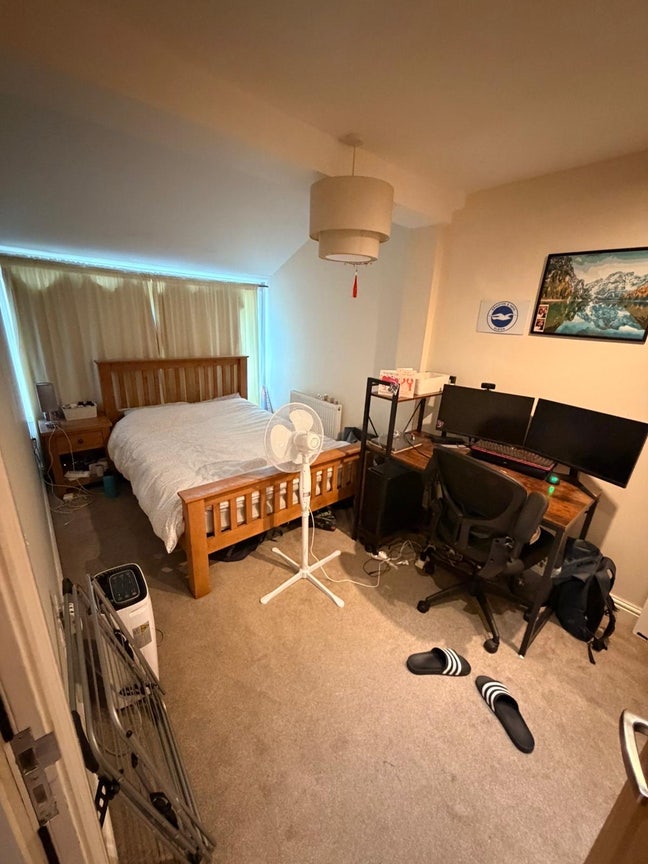 Double Room in spacious zone 1 house  Main Photo
