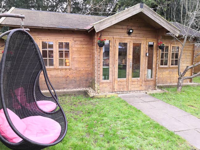 Whole of luxury 4-room cabin avail Mon - Fri am  Main Photo