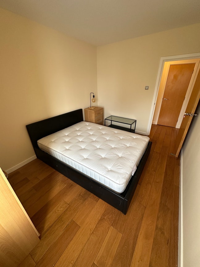 Stunning 2Bed 2Bath with Balcony Canary Wharf E14 Main Photo