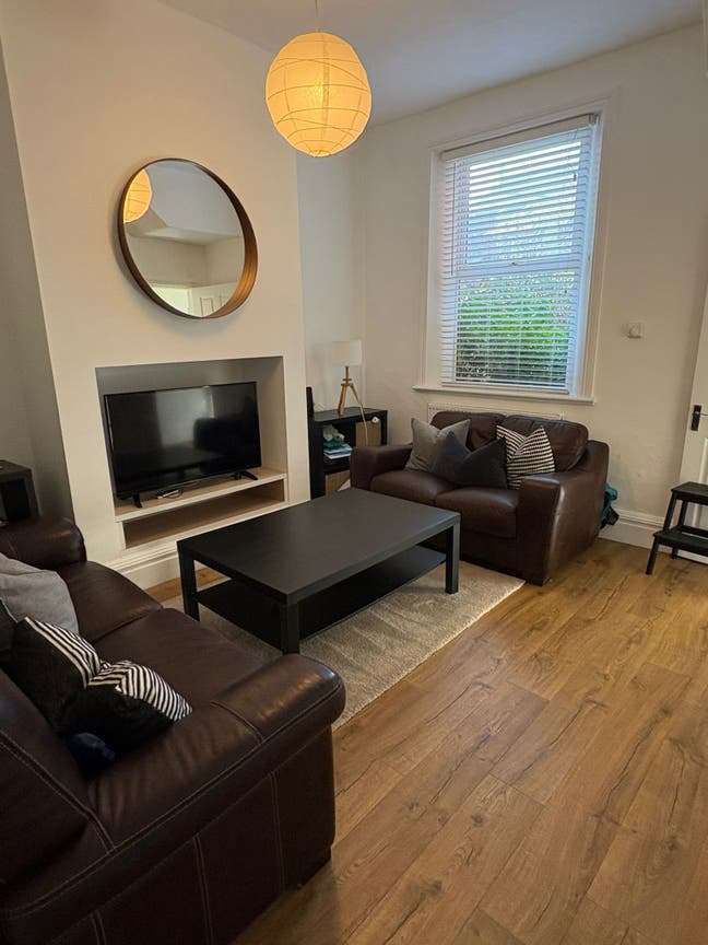 Quiet Double Room Available - Bills Included Main Photo