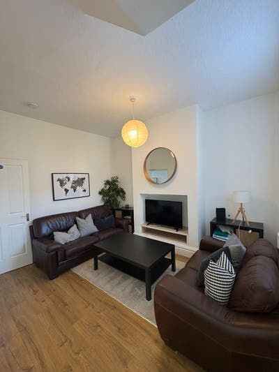 Quiet Double Room Available - Bills Included Main Photo