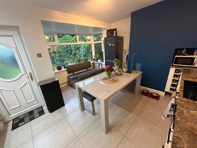 Double bedroom - driveway - cleaner - bills inc Main Photo