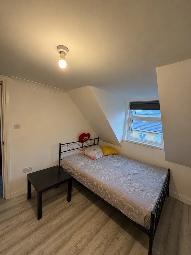 Spacious Furnished room available in Newbury Park  Main Photo
