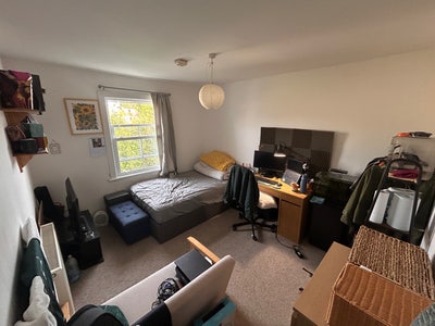 Spacious room with excellent location Main Photo