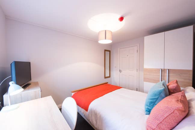 One Double Ensuite Room - Near M4 Main Photo