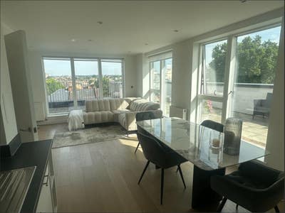 Double Room in a Penthouse - Clapham North Main Photo