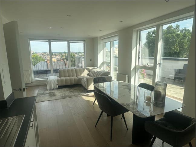Double Room in a Penthouse - Clapham North Main Photo
