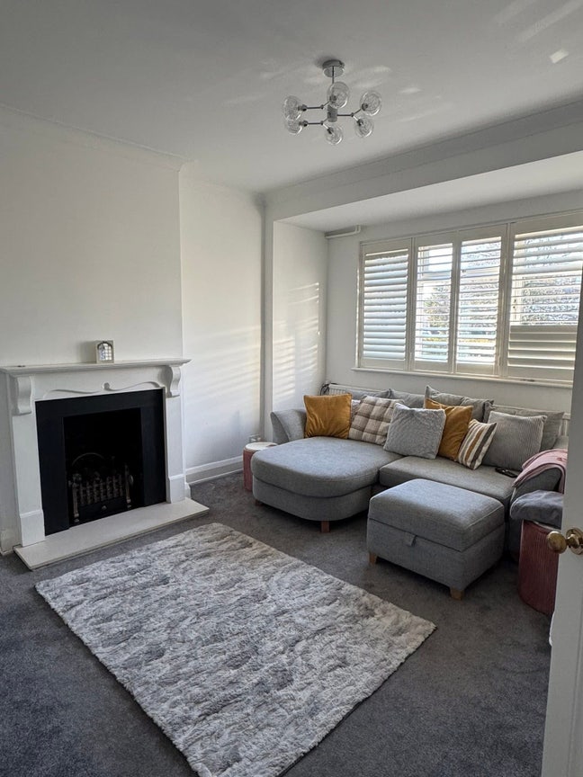✨ 2 Rooms Available from 25th July - Raynes Park ✨ Main Photo