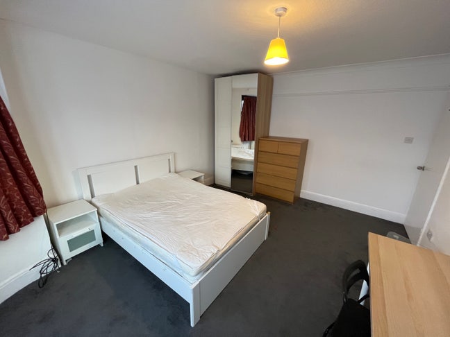 Large double   room in Harrow! Main Photo