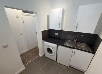 Spacious One-Bedroom Flat Available – NW10 2RY Main Photo