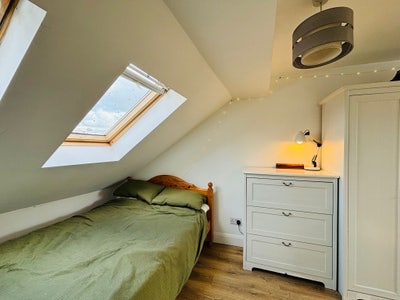 Bright spacious studio room in friendly houseshare Main Photo