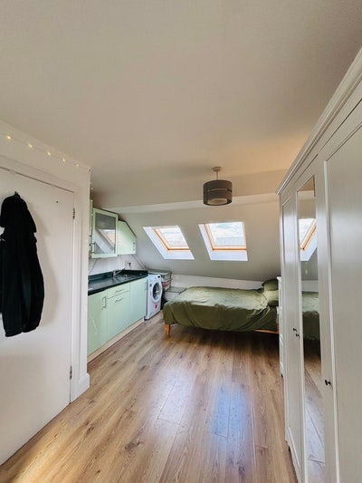 Bright spacious studio room  Main Photo